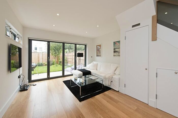 2 Bedroom Mews To Rent In Clarence Mews, London, SW12