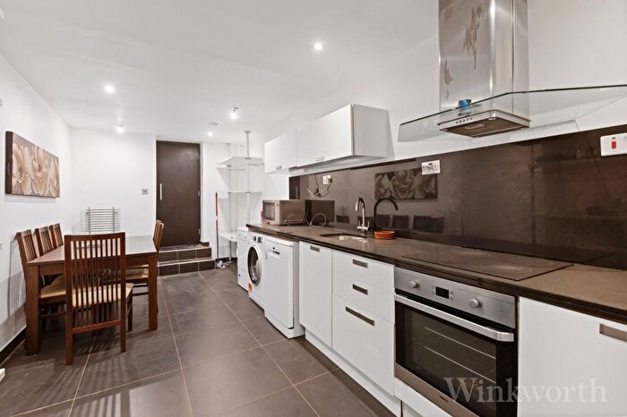 3 Bedroom Flat To Rent In New Cross Road, London, SE14