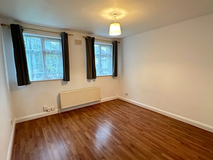2 Bedroom Flat To Rent In Lyndhurst Close, Neasden, NW10