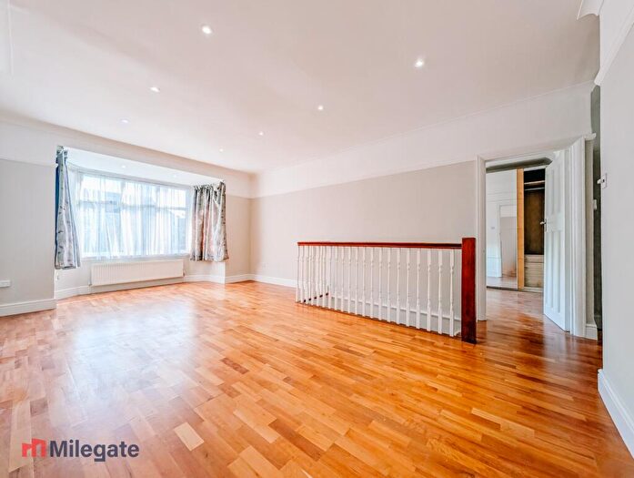 3 Bedroom Flat To Rent In Ashbourne Avenue, London, NW11