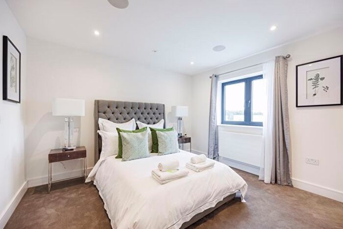 5 Bedroom Property To Rent In Phoenix Close, Gerrards Cross, SL9