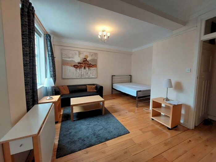 Flat To Rent In Mortimer Court, Abbey Road, St John's Wood, London, NW8