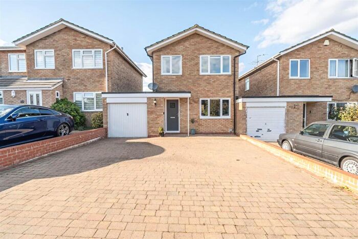3 Bedroom Link Detached House For Sale In Oak Close, Towcester, NN12