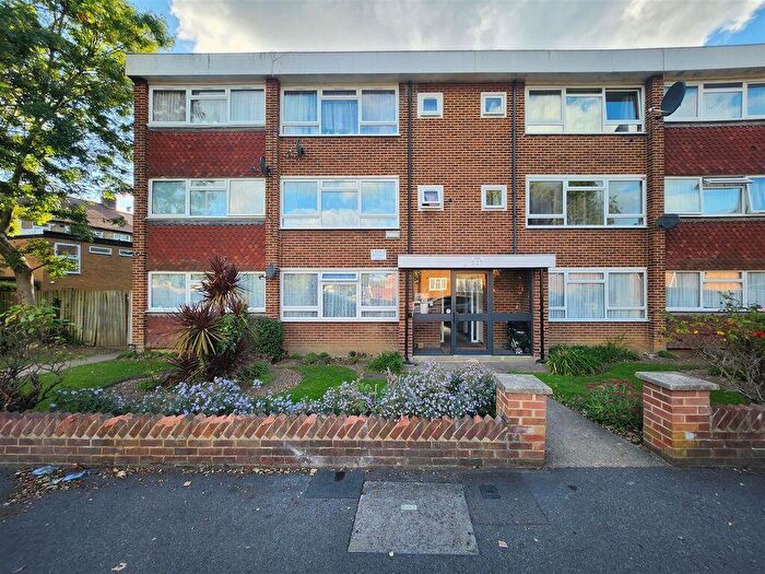2 Bedroom Maisonette To Rent In Margaret Way, Ilford, IG4