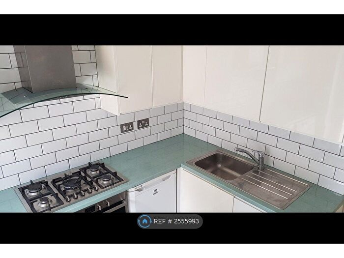 2 Bedroom Flat To Rent In Cavendish Road, London, SW12