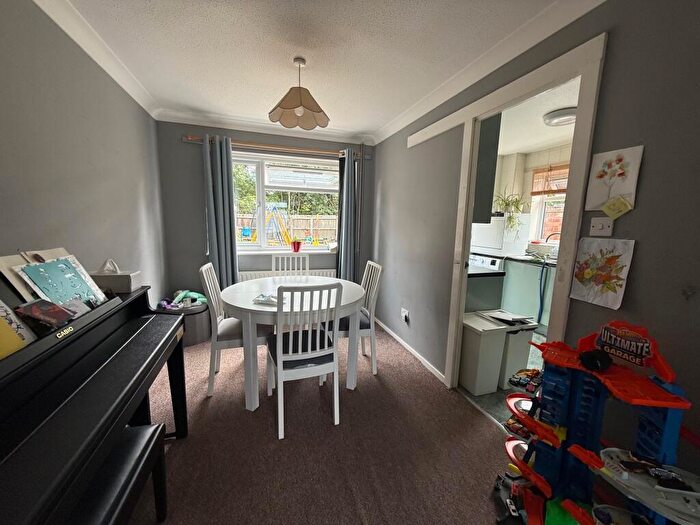 3 Bedroom Semi-Detached House To Rent In Cheveney Walk, Bromley, BR2