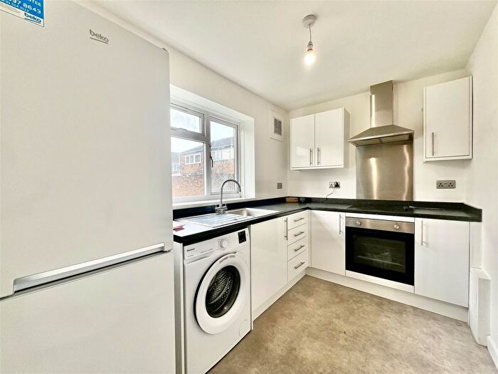 2 Bedroom Flat To Rent In Tivoli Road, Hounslow, TW4