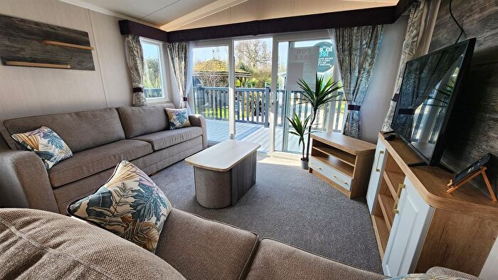 3 Bedroom Mobile/park Home For Sale In Mill Rythe Coastal Village, Havant Road, Hayling Island, PO11