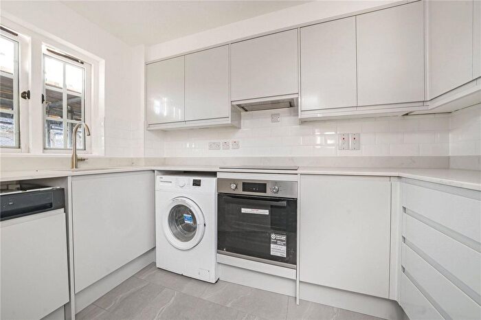 2 Bedroom Flat To Rent In Selhurst Close, Southfields / Parkside, SW19