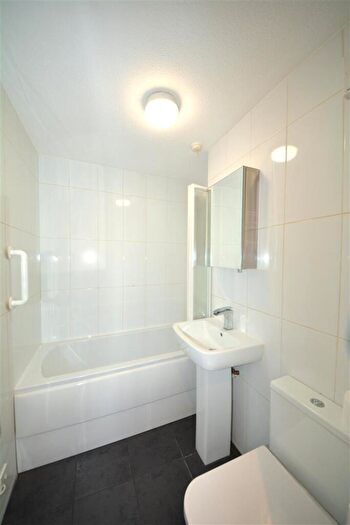 1 Bedroom Apartment For Sale In Stokes Court, East Finchley, N2
