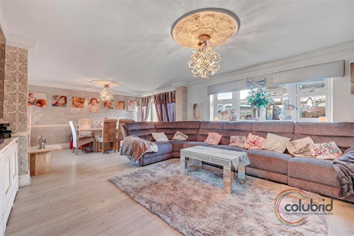 5 Bedroom Semi-Detached House For Sale In Rushbottom Lane, Benfleet, SS7