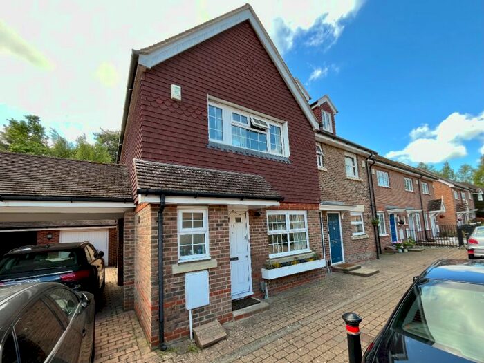 3 Bedroom Semi-Detached House To Rent In Falconer Road, Fleet, GU51