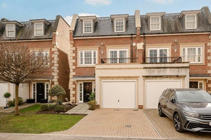 4 Bedroom Town House To Rent In Lincoln Grove, Weybridge, KT13