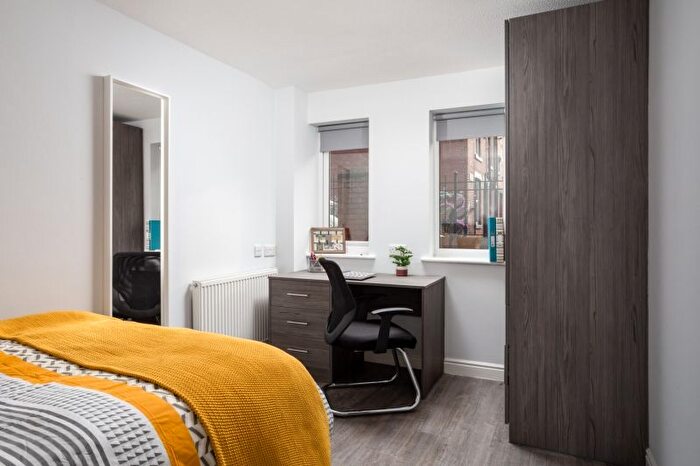 3 Bedroom Flat To Rent In Royal Park Road, Hyde Park, Leeds, LS6