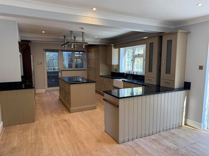 4 Bedroom Detached House To Rent In Vicarage Hill, Benfleet, SS7