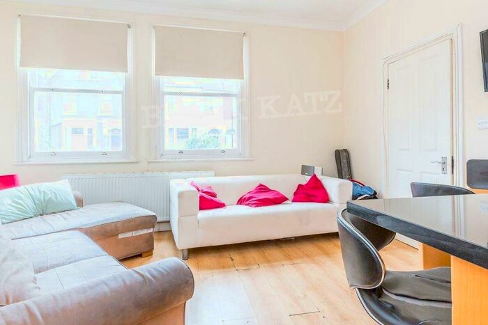 3 Bedroom Flat To Rent In Beatrice Road, N4