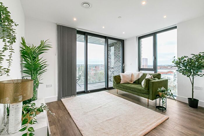 2 Bedroom Flat For Sale In High Street, Staines-Upon-Thames, Surrey, TW18