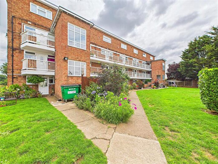 2 Bedroom Maisonette For Sale In Finches Close, Corringham, Stanford-Le-Hope, SS17