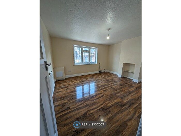 2 Bedroom Flat To Rent In High Street, Rickmansworth, WD3