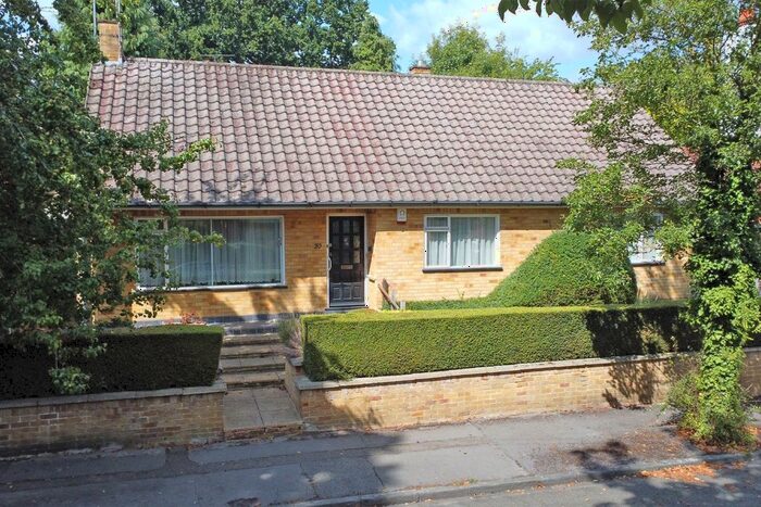 3 Bedroom Bungalow To Rent In Laburnham Road, Maidenhead, Berkshire, SL6