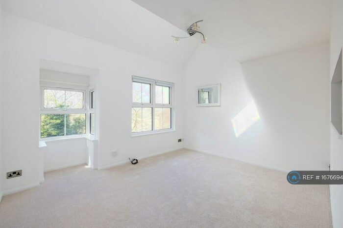 2 Bedroom Flat To Rent In Windmill Rise, Kingston Upon Thames, KT2