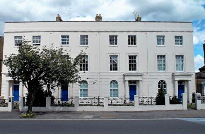 2 Bedroom Maisonette For Sale In - New Road Avenue, Medway, ME4