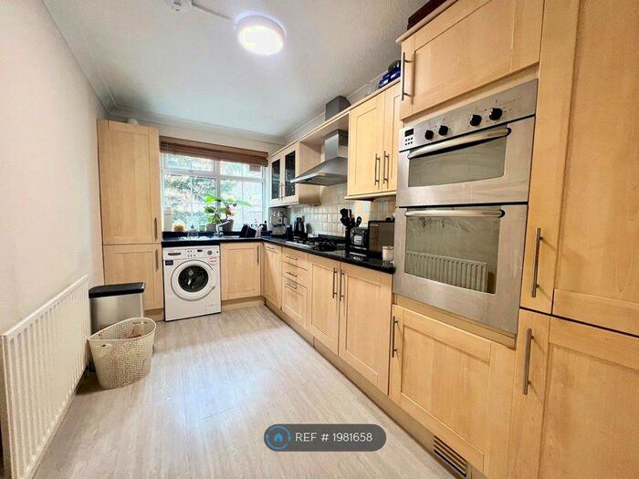 2 Bedroom Flat To Rent In Withdean Rise, Brighton, BN1