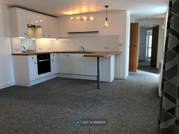 2 Bedroom Flat To Rent In Lloyds Terrace, Newcastle Emlyn, SA38