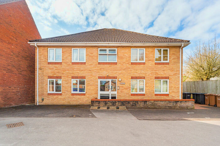 2 Bedroom Flat To Rent In Lynwood Drive, Andover, SP10