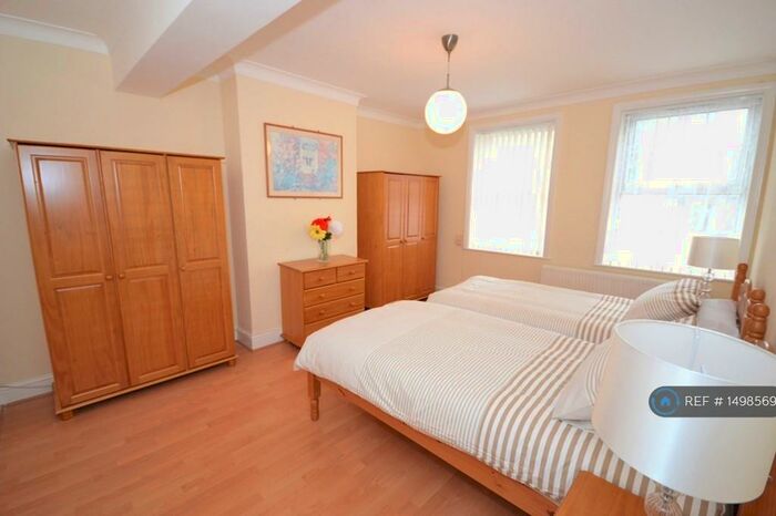 2 Bedroom Flat To Rent In Station Road, Edgware, HA8