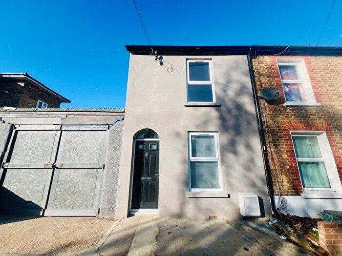 Terraced House To Rent In Keens Road, Croydon, CR0