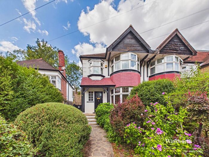 3 Bedroom Semi-Detached House For Sale In Birchen Grove, Kingsbury, London, NW9
