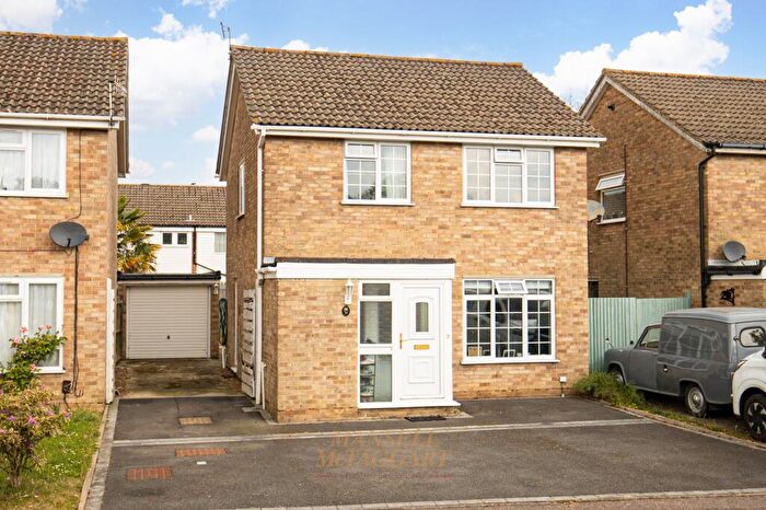3 Bedroom Detached House For Sale In Avondale Close, Horley, RH6