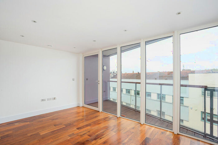2 Bedroom Flat For Sale In Flower Lane, London, NW7