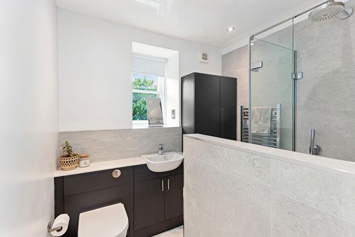 2 Bedroom Flat For Sale In / Coates Gardens, Haymarket, Edinburgh, EH12