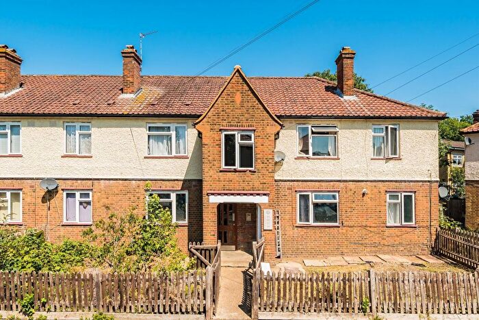 2 Bedroom Flat For Sale In Clarendon Crescent, Twickenham, TW2