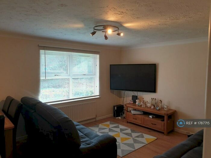 2 Bedroom Flat To Rent In Vienna Court, Farnborough, GU14