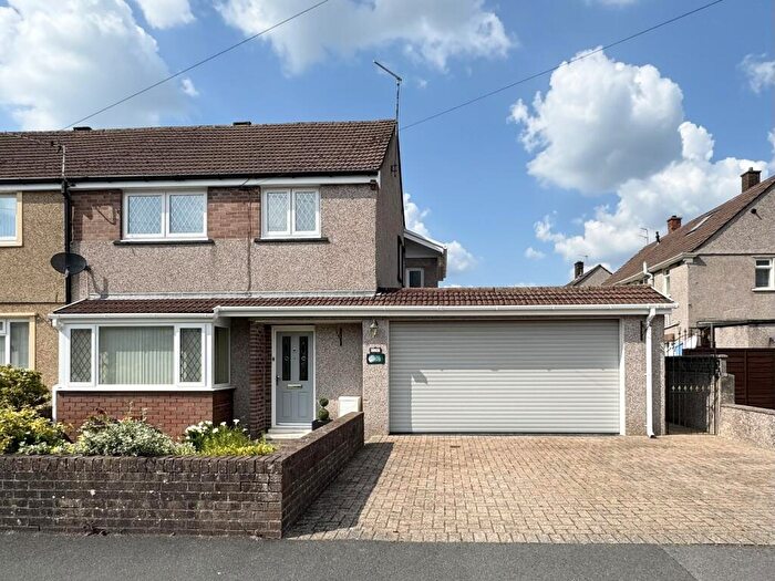 3 Bedroom Semi-Detached House For Sale In Maesglas, Llandovery, Carmarthenshire., SA20
