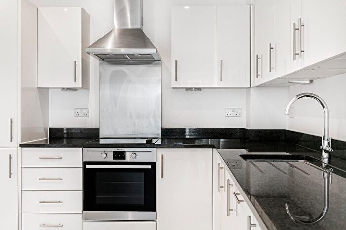 1 Bedroom Flat To Rent In Makepeace Court, Blagrove Road, Teddington, TW11