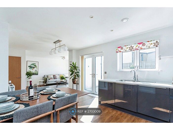 4 Bedroom Detached House To Rent In Laverde Walk, Oakgrove, Milton Keynes, MK10