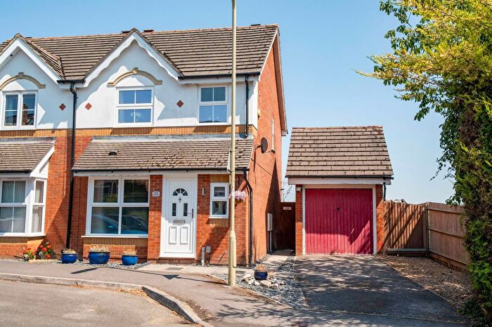 3 Bedroom Semi-detached House For Sale In Leyton Way, Andover, SP10
