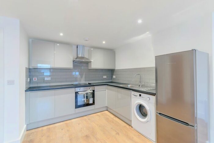 2 Bedroom Flat To Rent In Rushey Green, London, SE6