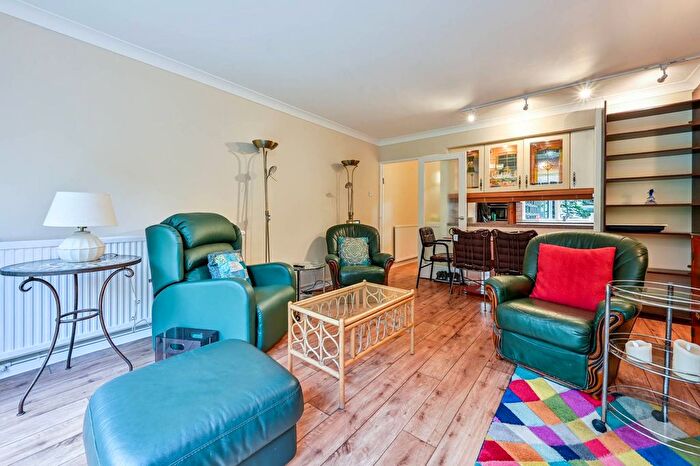 2 Bedroom Flat To Rent In Parkleys, Ham, Richmond, TW10