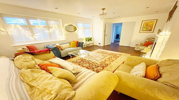4 Bedroom Detached House To Rent In York Close, WD4