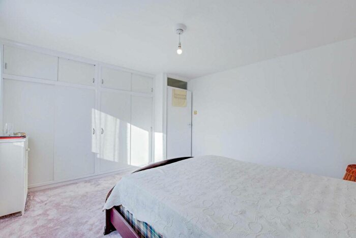 2 Bedroom Flat For Sale In Lyndhurst Court, Stoneygate, Leicester, LE2
