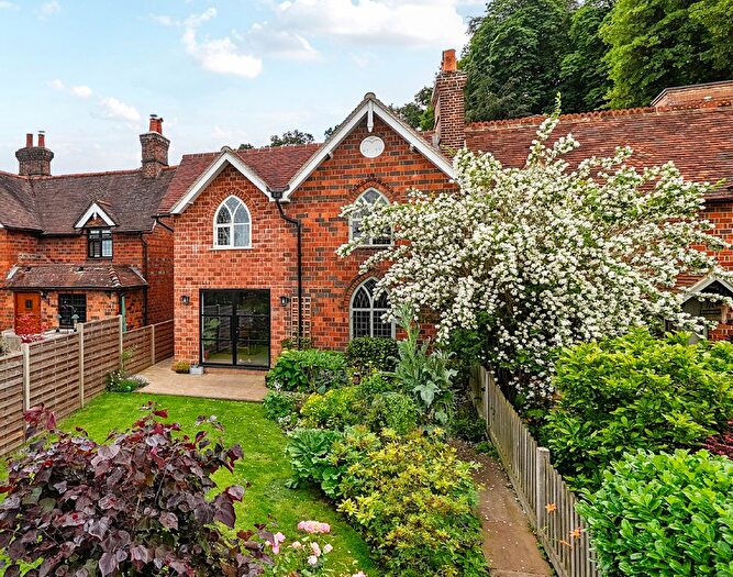 3 Bedroom Semi-Detached House For Sale In Pound Lane, Godalming, GU7