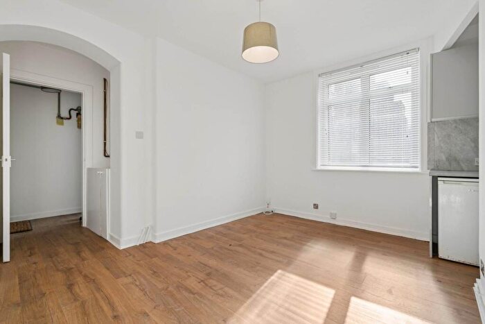 1 Bedroom Flat To Rent In Peabody Building Rosendale Road, SE24