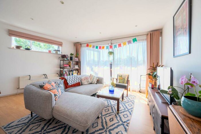 2 Bedroom Flat To Rent In Lordship Lane, East Dulwich, London, SE22