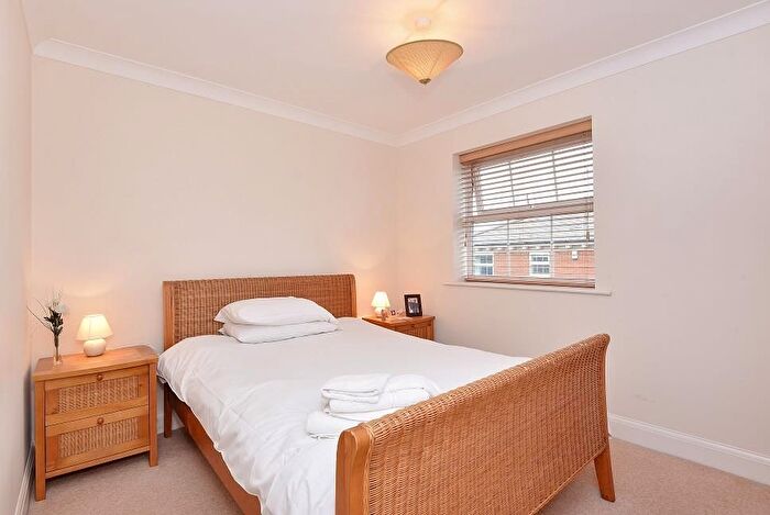 2 Bedroom Flat For Sale In Newbury, Berkshire, RG14