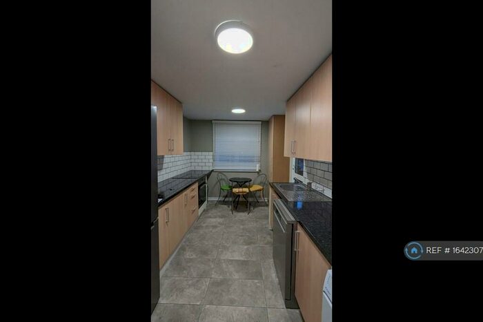 3 Bedroom Flat To Rent In Norfolk Close, London, N2